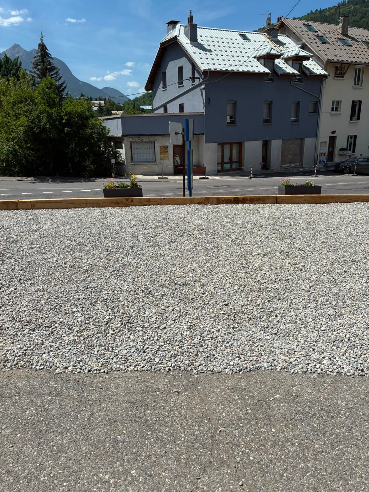 Espace extérieur aménagé avec gravier
