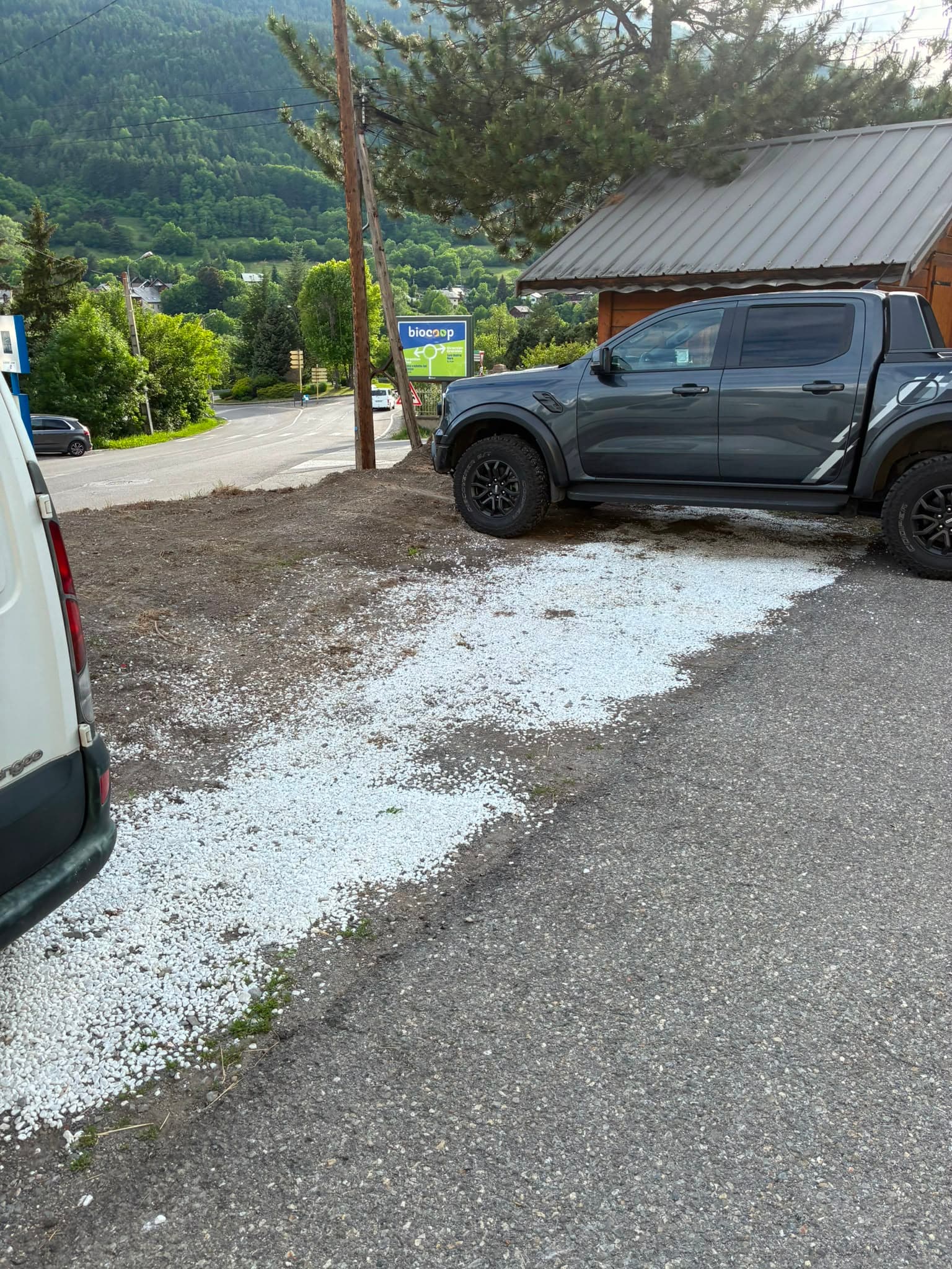Espace en enrobé avant aménagement