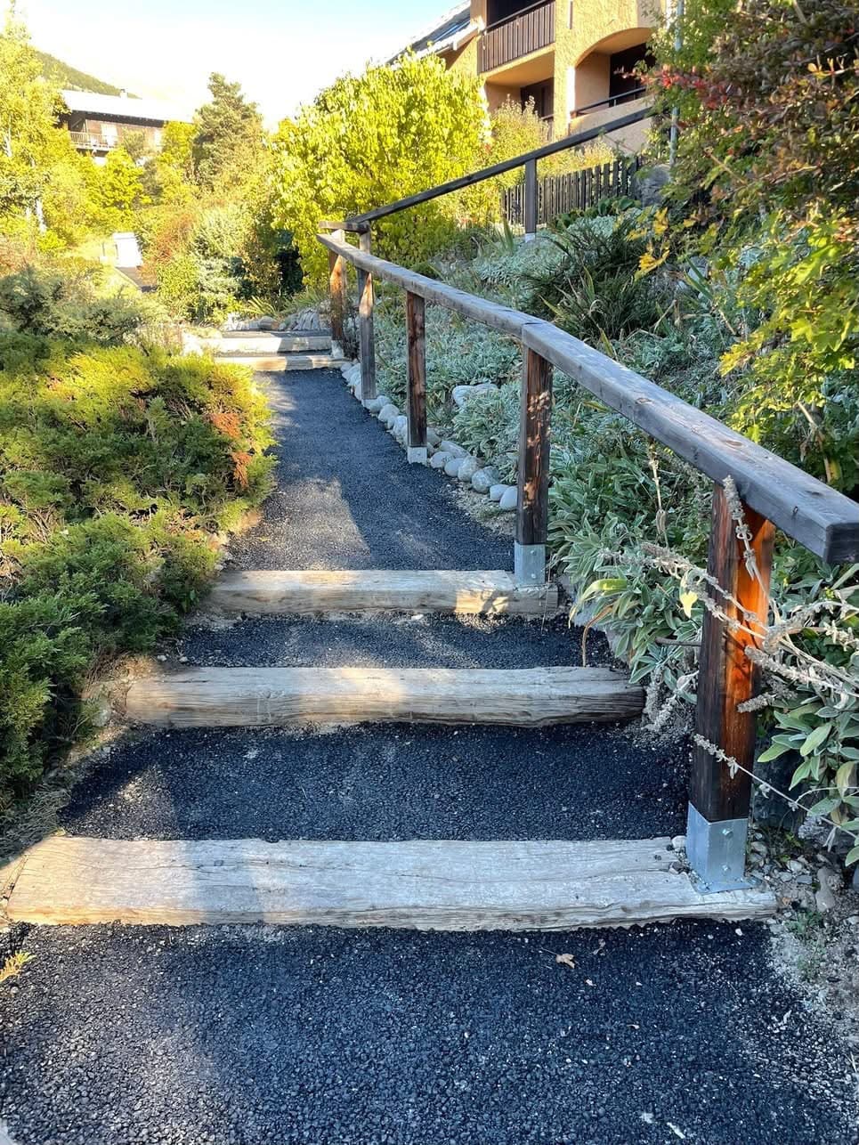 Escalier en bois et gravier avec nouvelle rambarde